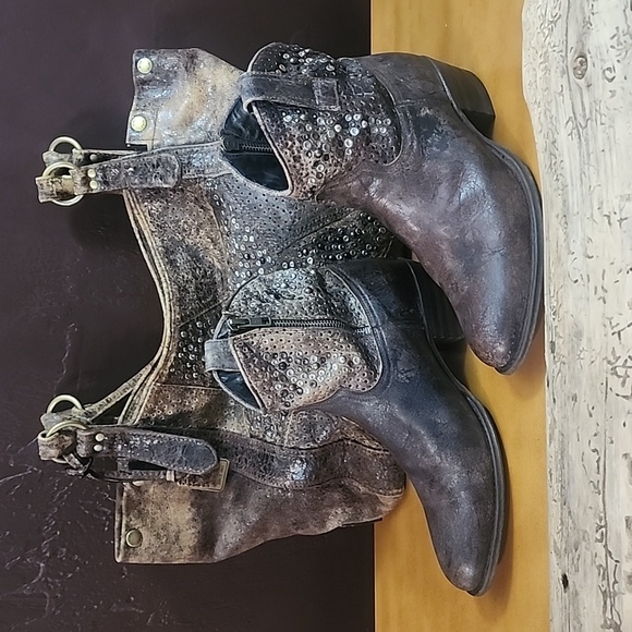 Studded Debra Frye Distressed Ankle booties. Size: 7 - Picture 2 of 10